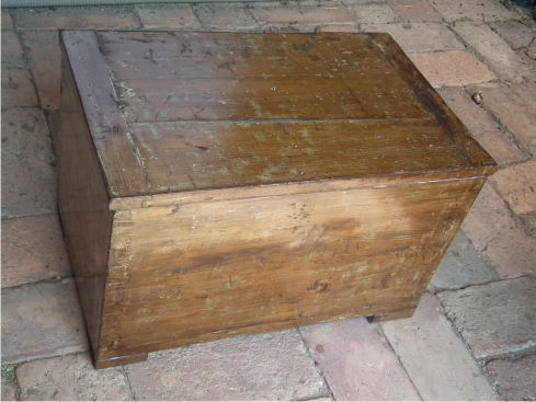 Stará drevená truhlica